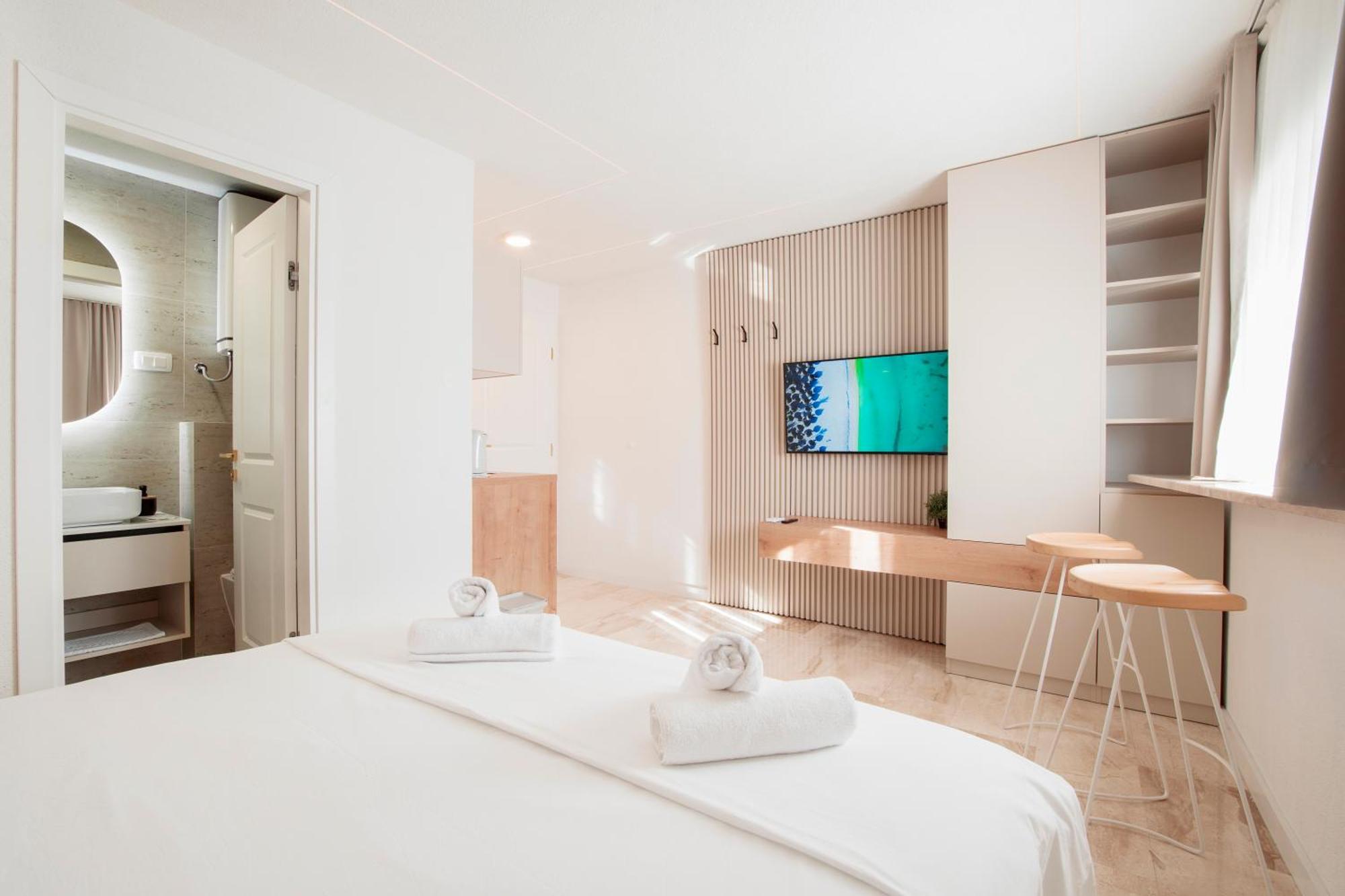 Style Rooms Split Exterior photo